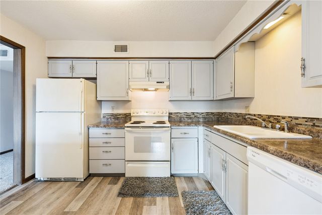 428 29th St Dr SE 16, Cedar Rapids, IA 53403