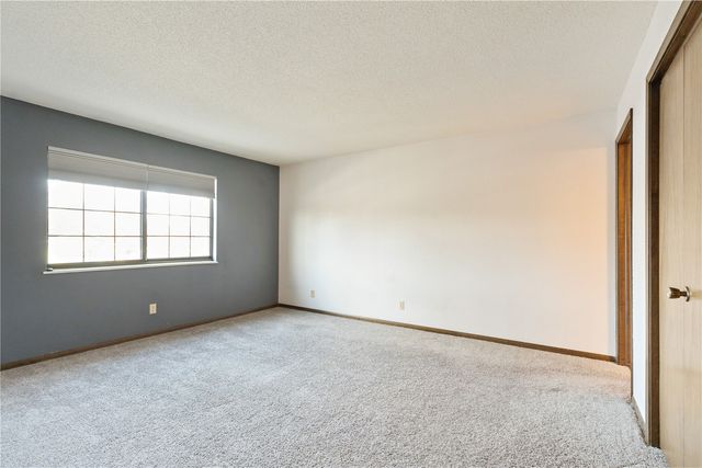 428 29th St Dr SE 16, Cedar Rapids, IA 53403