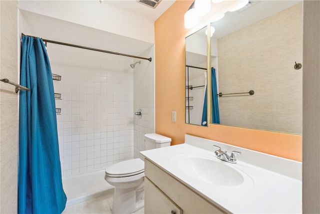 428 29th St Dr SE 16, Cedar Rapids, IA 53403