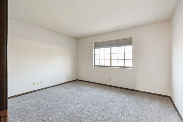 428 29th St Dr SE 16, Cedar Rapids, IA 53403