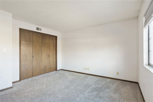 428 29th St Dr SE 16, Cedar Rapids, IA 53403