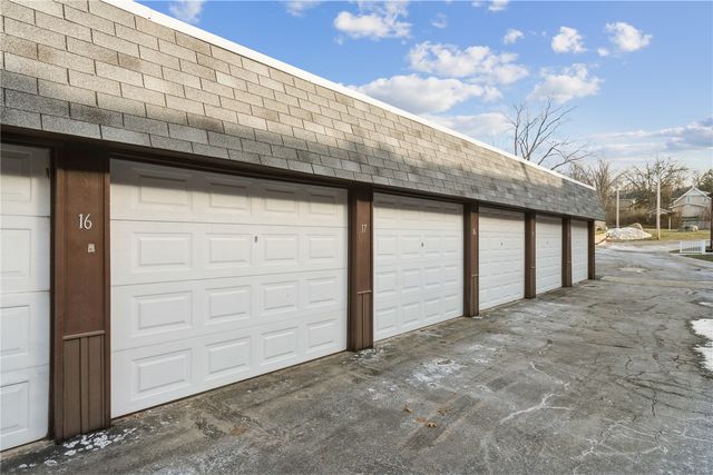 428 29th St Dr SE 16, Cedar Rapids, IA 53403