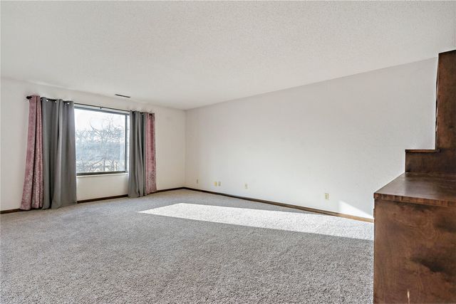 428 29th St Dr SE 16, Cedar Rapids, IA 53403