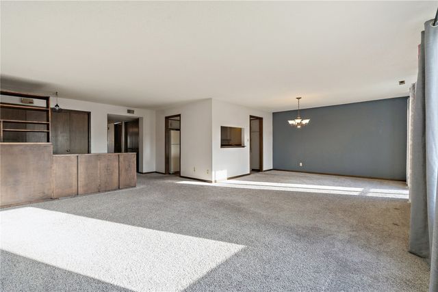 428 29th St Dr SE 16, Cedar Rapids, IA 53403