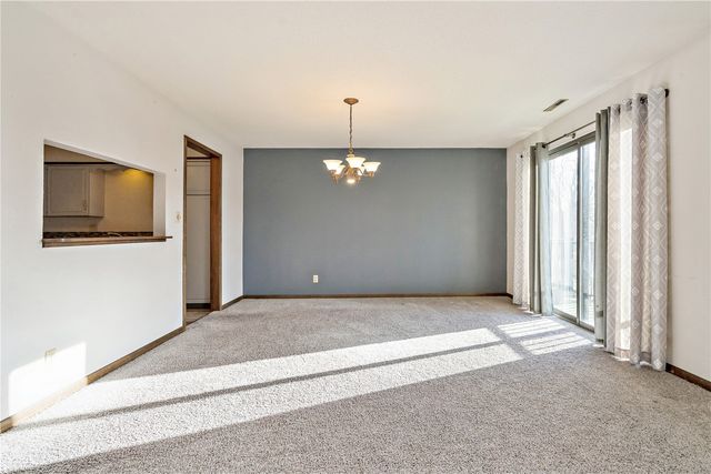 428 29th St Dr SE 16, Cedar Rapids, IA 53403