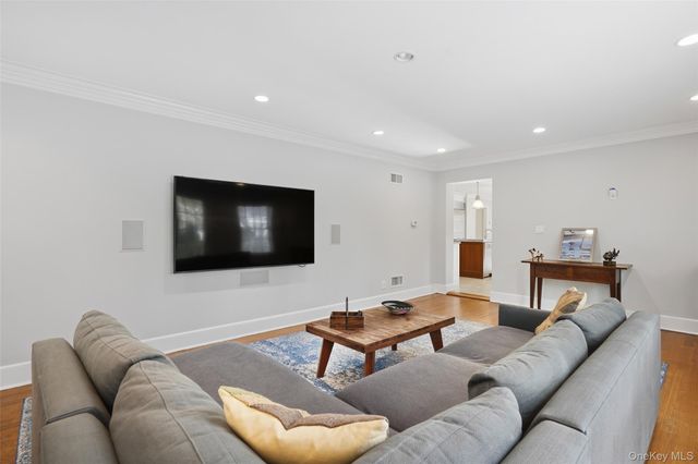 51 Paddington Road, Scarsdale, NY 10583