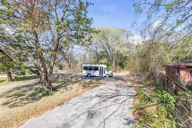 2351 Plantation Dr, Baton Rouge, LA 70807