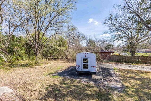 2351 Plantation Dr, Baton Rouge, LA 70807