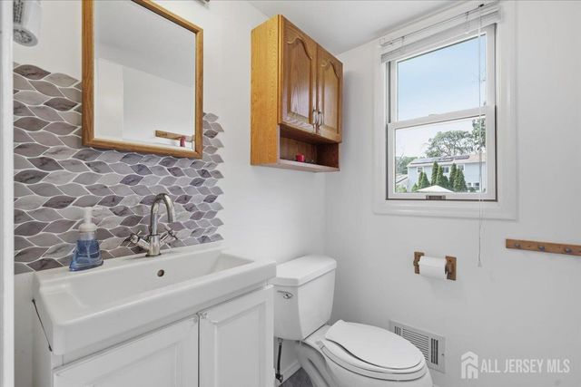 3 Winterberry Circle, Piscataway, NJ 08854