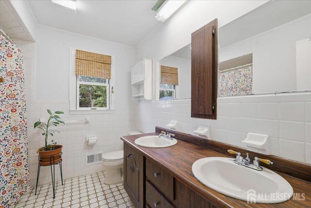 3 Winterberry Circle, Piscataway, NJ 08854