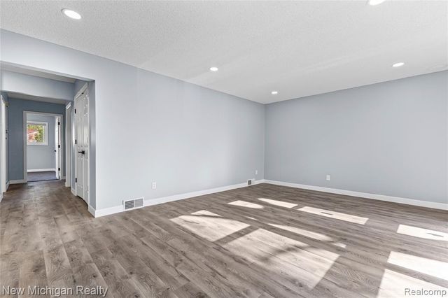 21901 Harding Street, Oak Park, MI 48237