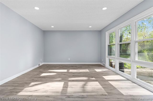 21901 Harding Street, Oak Park, MI 48237