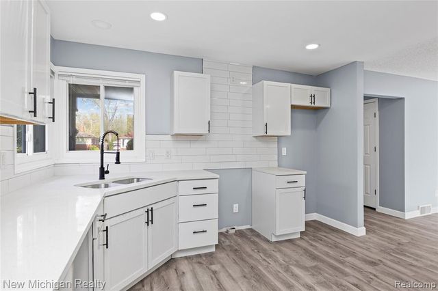 21901 Harding Street, Oak Park, MI 48237