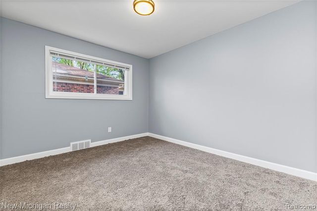 21901 Harding Street, Oak Park, MI 48237