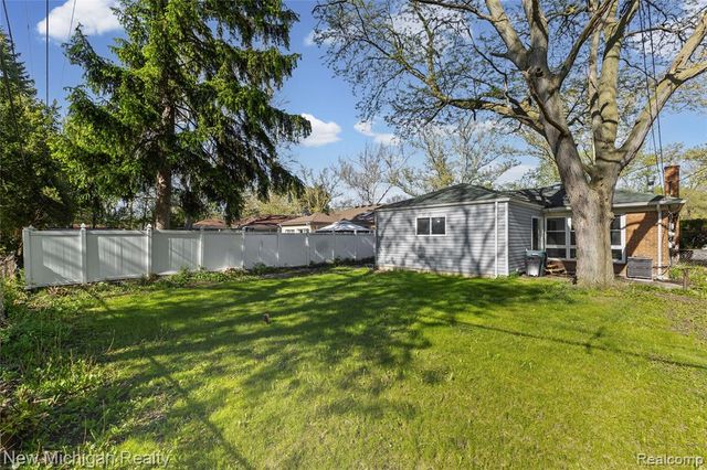 21901 Harding Street, Oak Park, MI 48237