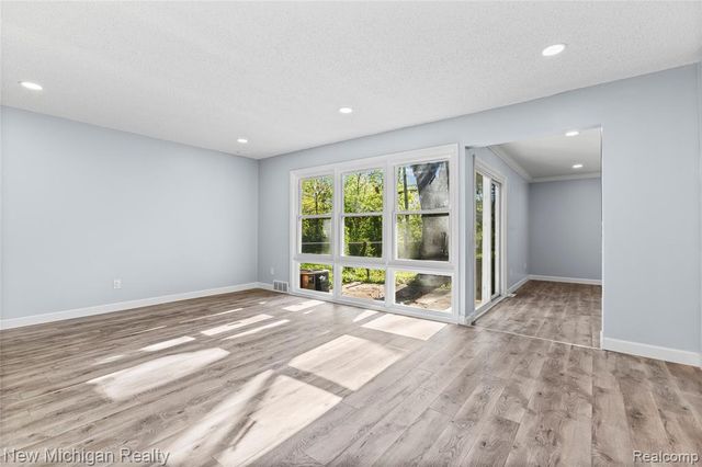 21901 Harding Street, Oak Park, MI 48237