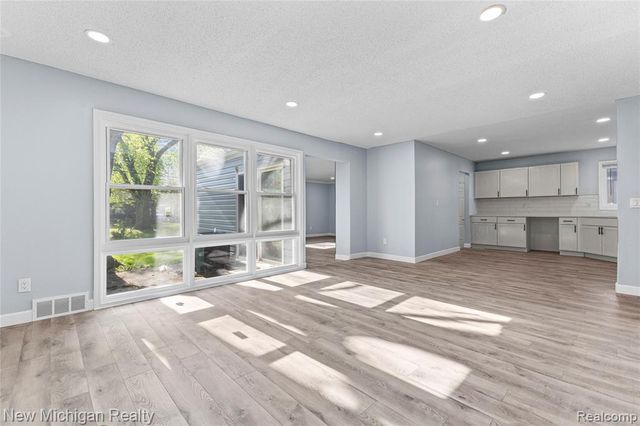 21901 Harding Street, Oak Park, MI 48237