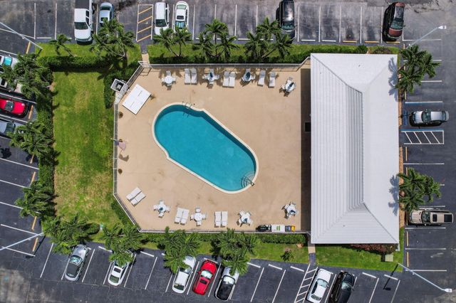 110 SHORE Court 301, North Palm Beach, FL 33408