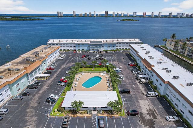 110 SHORE Court 301, North Palm Beach, FL 33408