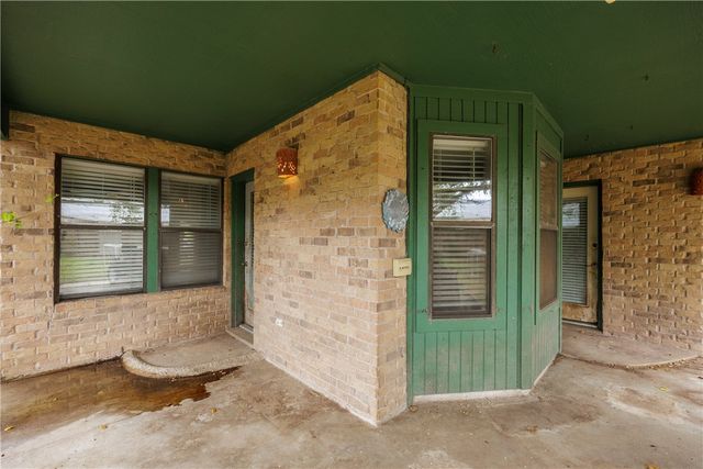 320 Long Pointe Dr, Portland, TX 78374