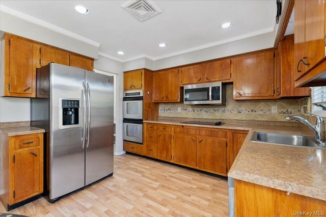 20 Veronica Court, Smithtown, NY 11787