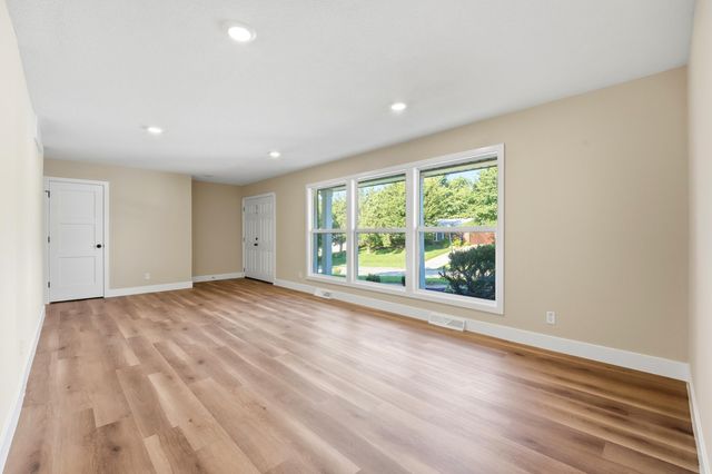 1104 FALCON DR, Columbia, MO 65201