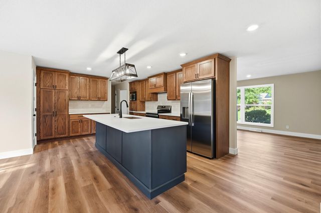1104 FALCON DR, Columbia, MO 65201