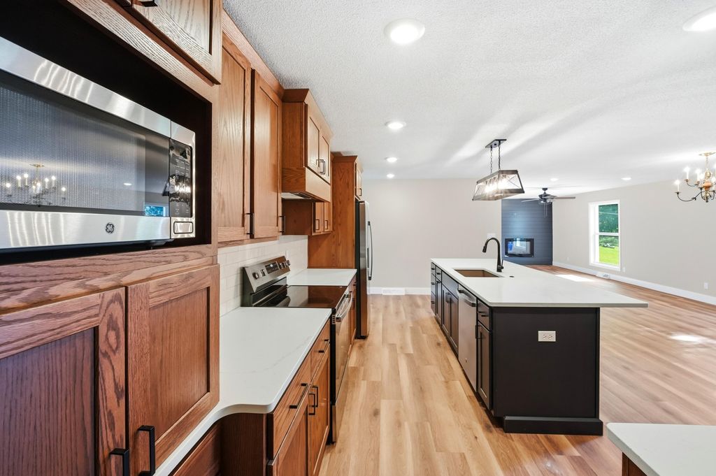 1104 FALCON DR, Columbia, MO 65201