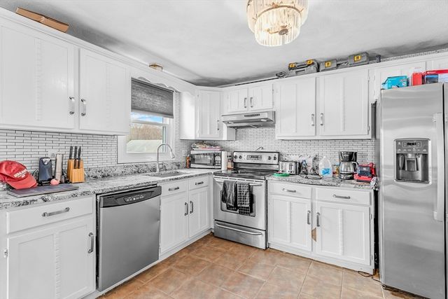 22 Osceola Ln, Billerica, MA 01821