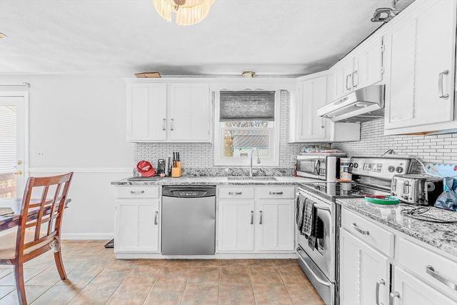 22 Osceola Ln, Billerica, MA 01821