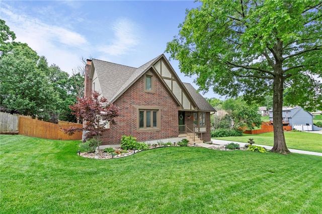 2108 SW Brookshire Drive, Blue Springs, MO 64015