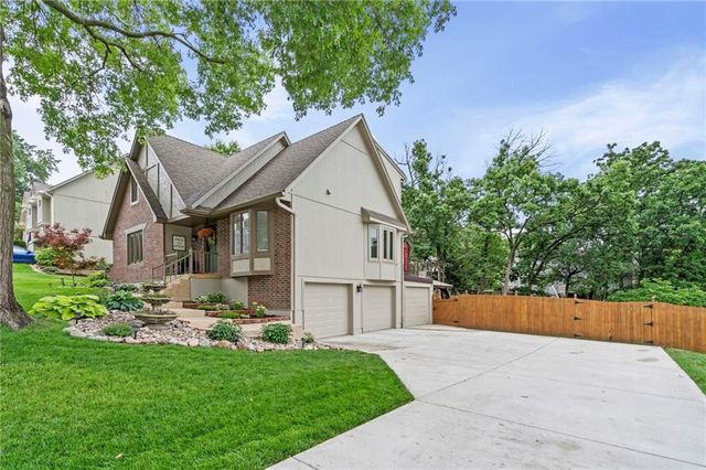 2108 SW Brookshire Drive, Blue Springs, MO 64015