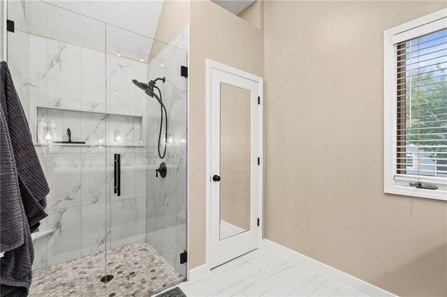 2108 SW Brookshire Drive, Blue Springs, MO 64015