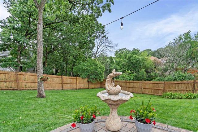 2108 SW Brookshire Drive, Blue Springs, MO 64015