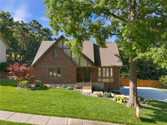 2108 SW Brookshire Drive, Blue Springs, MO 64015