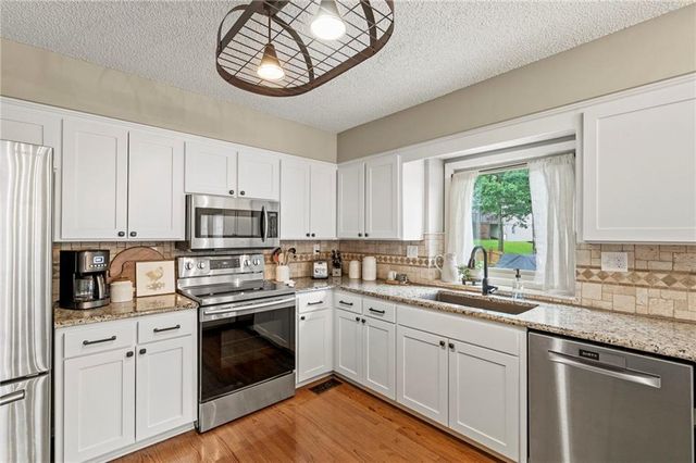 2108 SW Brookshire Drive, Blue Springs, MO 64015