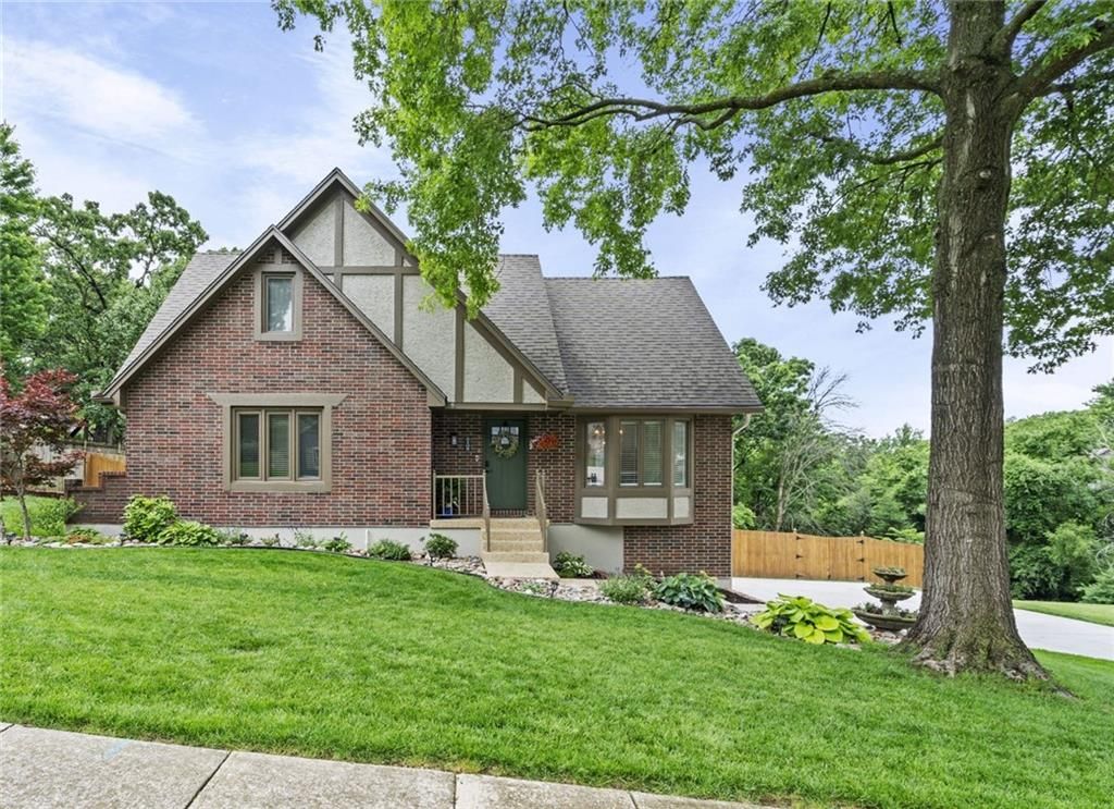 2108 SW Brookshire Drive, Blue Springs, MO 64015