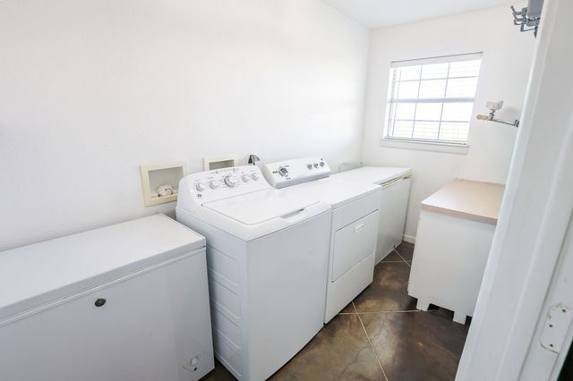 1727 Lcr 124, Mount Calm, TX 76673