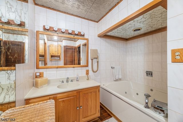 90 Emmans Rd, Roxbury Twp., NJ 07852
