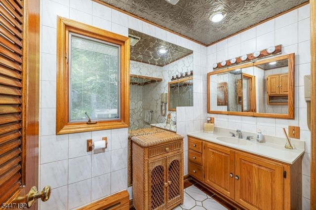 90 Emmans Rd, Roxbury Twp., NJ 07852