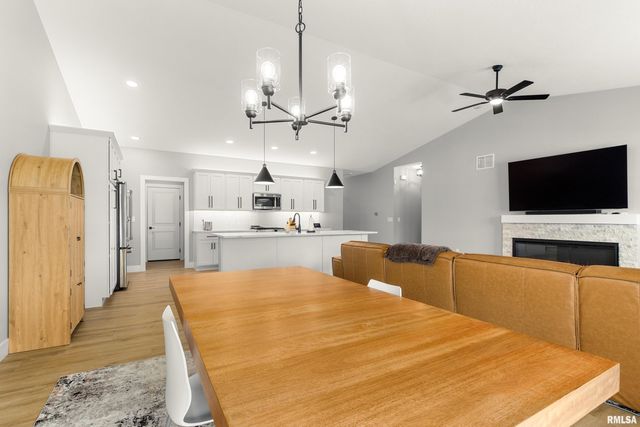 1700 RUSTIC OAK Drive, Washington, IL 61571