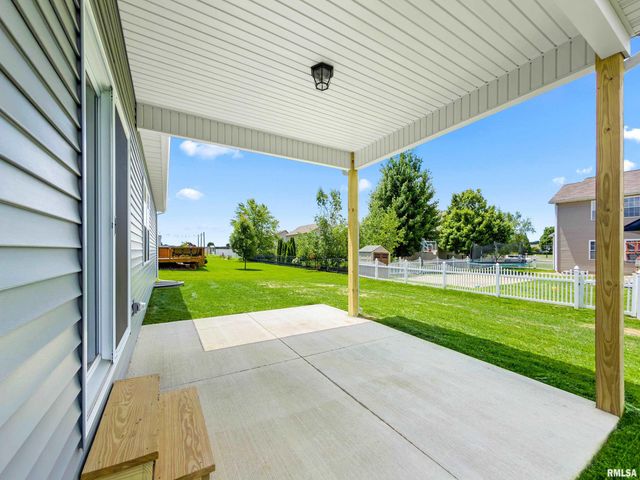 1700 RUSTIC OAK Drive, Washington, IL 61571