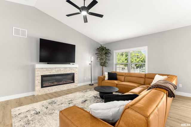 1700 RUSTIC OAK Drive, Washington, IL 61571