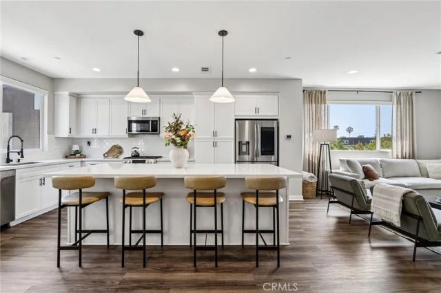 13219 Victory Boulevard, Van Nuys, CA 91401