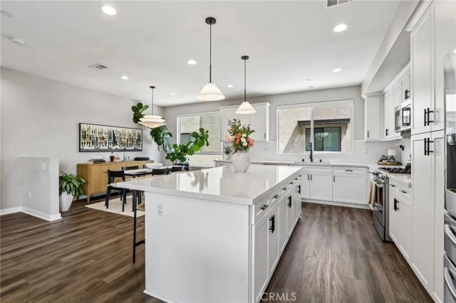 13219 Victory Boulevard, Van Nuys, CA 91401