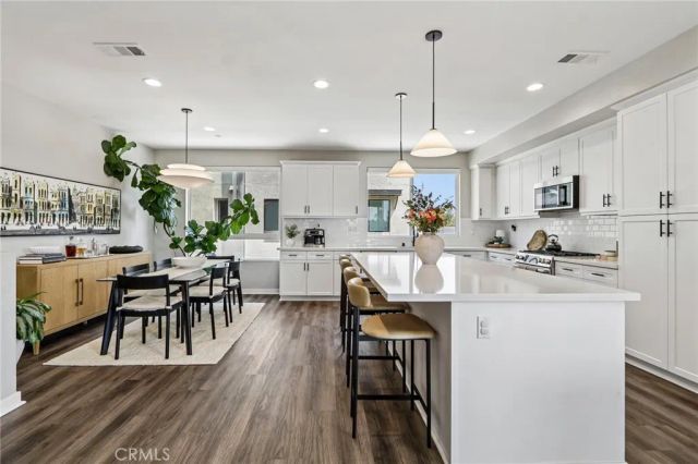13219 Victory Boulevard, Van Nuys, CA 91401