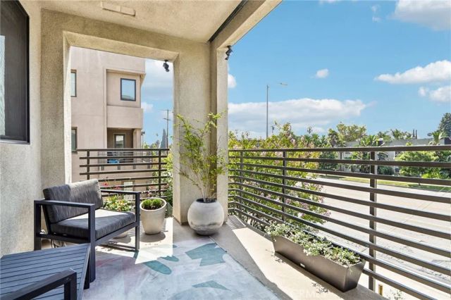 13219 Victory Boulevard, Van Nuys, CA 91401