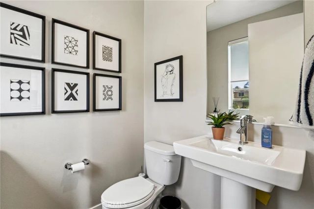 13219 Victory Boulevard, Van Nuys, CA 91401