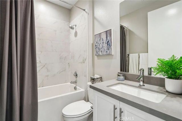 13219 Victory Boulevard, Van Nuys, CA 91401