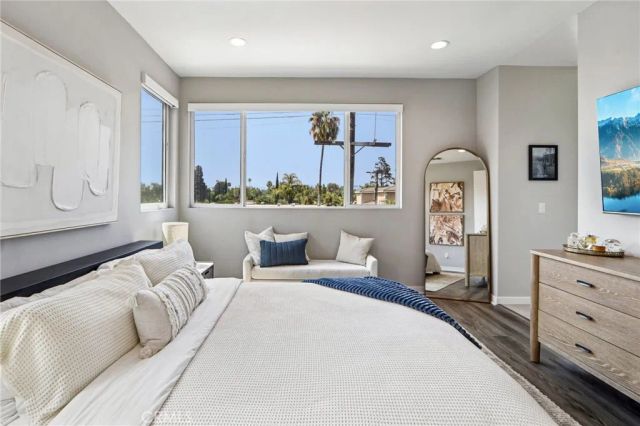 13219 Victory Boulevard, Van Nuys, CA 91401
